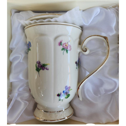 Keramický hrnek s květinami, keramickým sítkem...