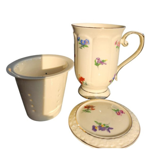 Keramický hrnek s květinami, keramickým sítkem...