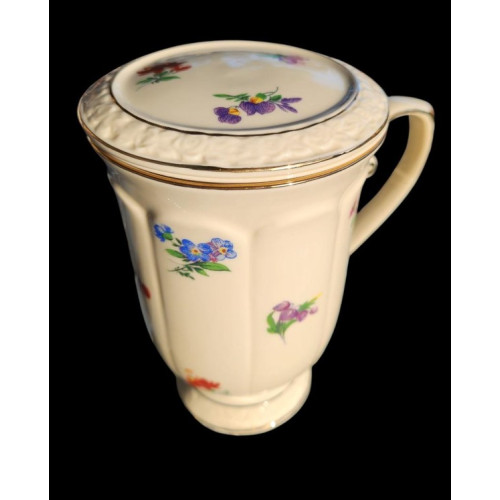 Keramický hrnek s květinami, keramickým sítkem...