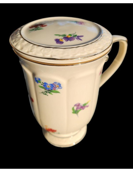 Keramický hrnek s květinami, keramickým sítkem a pokličkou