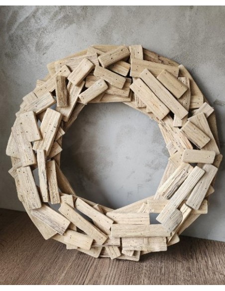 Věnec z kousků dřeva o průměru 40cm